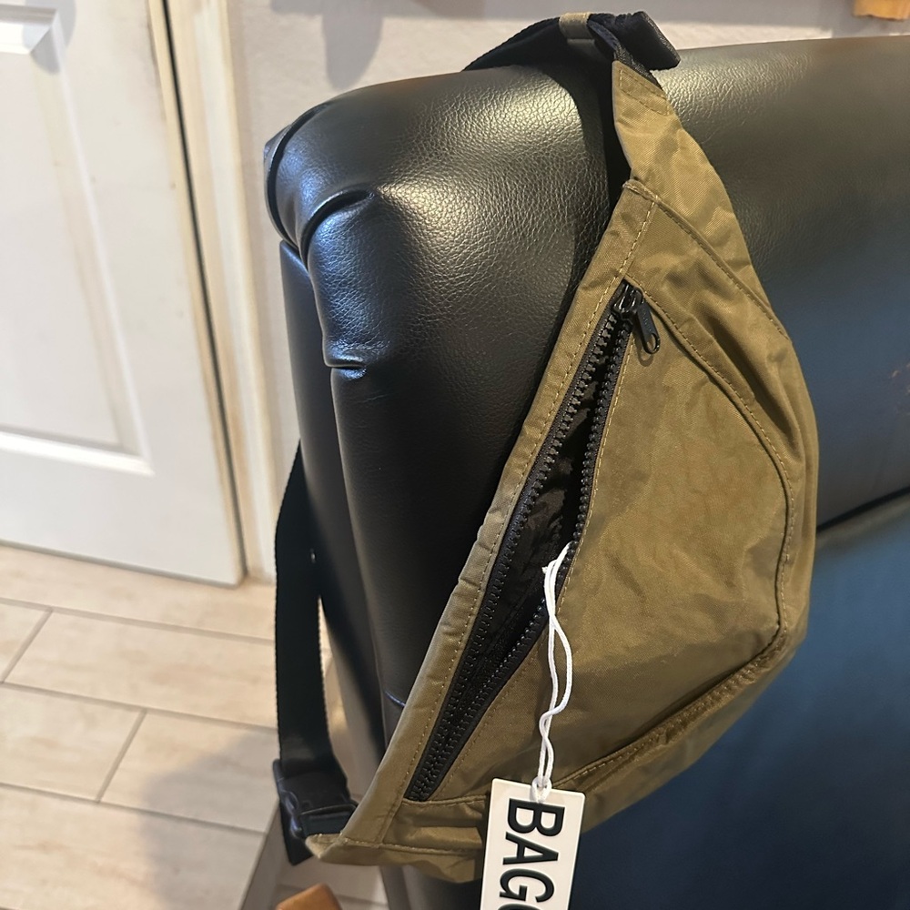 New! BAGGU Crescent Fanny Pack / sling bag in seaweed - new with tags! - Picture 16 of 16